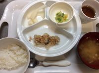 豆腐ハンバーグきのこあん 離乳食完了期本日のみそ汁に畑のなすとにんじんが入っています。