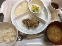 豆腐ハンバーグきのこあん 常食本日のみそ汁に畑のなすとにんじんが入っています。