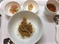 ドライカレー、トマトサラダ、きゃべつのスープ畑のナス、にんじんが入っています。離乳食完了期