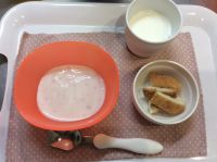 ジャムヨーグルト、手作りラスク 常食