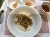 ドライカレー 、トマトサラダ、きゃべつのスープ畑のナス、にんじんが入っています。常食