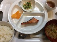 鮭のスタミナ焼き本日のすまし汁に畑のなすが入っています。常食