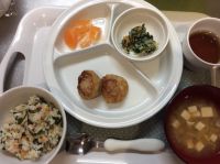 れんこんつくね、ほうれん草のごま和え、みそ汁本日の給食に畑のにんじん、大根が入っています。