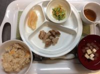 鶏肉のごまみそ焼き、ツナときのこの炊き込みご飯、なめたけ和え、すまし汁常食本日の給食に畑のキャベツ、ブロッコリー、にんじん、大根が入っています。