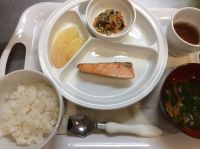 鮭の西京焼き、白菜とひじきのそぼろ煮、すまし汁常食本日の給食に畑の大根とにんじんが入っています。