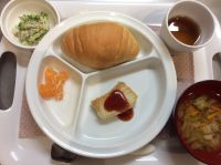 かじきのムニエルトマトソース、ブロッコリーのツナ和え、スープ常食本日の給食に畑の大根、にんじん、キャベツ、ピーマンが入っています。