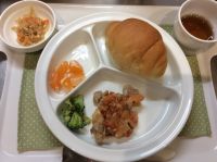 しめじと鶏肉のトマトクリーム煮、切り干し大根の煮付け、ゆでブロッコリー、スープ常食本日の給食に畑の大根、キャベツ、にんじんが入っています。