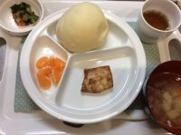 かじきのエスニック焼ききゅうりとトマトの和風サラダ、ポテトスープ常食本日の給食に畑のにんじんが入っています。