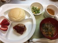 ハンバーグ、ブロッコリーとコーンのツナ和え、わかめスープ常食本日の給食に畑のにんじん、ブロッコリー、ほうれん草が入っています。