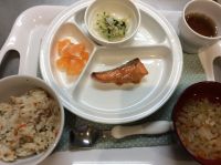 鮭の魚田き、キャベツとわかめの和え物、すまし汁常食本日の給食に畑のほうれん草、キャベツ、にんじん、白菜が入っています。