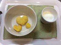 手作りかぼちゃクッキー常食今日はひまわり組さんが、クッキー作りをしました。自分で作ったクッキーをおやつで食べました。