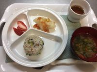 レタスチャーハン、かれいの香味ソースかけ、中華スープ常食本日の給食に畑のねぎが入っています。