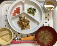 ポテトグラタンアレルギー対応食（米粉パン）スープに畑のピーマンが入っています。