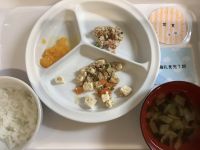 豆腐の肉みそ煮常食、離乳食完了期サラダに畑のトマトが入っています。