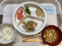 筑前煮離乳食完了期みそ汁に畑のなすが入っています。