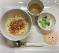 ミートスパゲッティ、グリーンサラダ常食