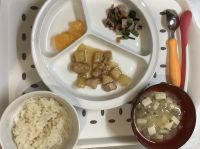 鶏肉とじゃがいもの甘辛煮常食みそ汁に畑のなすが入っています。