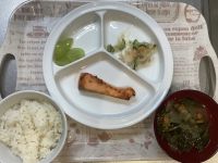 鮭のスタミナ焼き常食スープに畑のなすとかぶの葉が入っています。