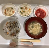具入りかゆ、鶏肉と野菜煮、高野豆腐と人参煮、みそ汁、いちご離乳食後期畑のきゃべつを使っています。